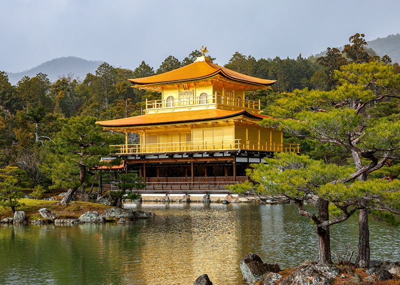 金閣寺 英語では The Golden Pavilion 見どころとアクセスを簡単に ツバメの京都案内