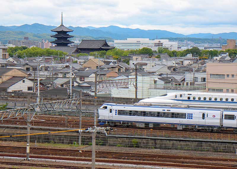 京都鉄道博物館から撮影した東寺五重塔と新幹線、関空特急はるか